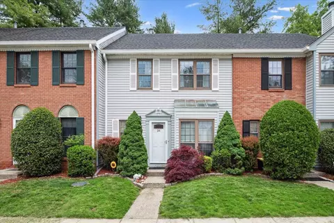24 Poplar Cir, Peekskill, NY 10566