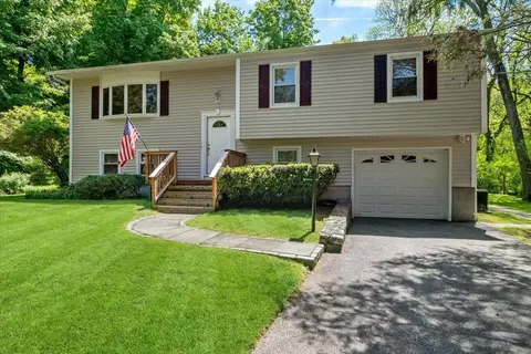 14 Abraham Gunn Memorial Dr, Cortlandt, NY 10567