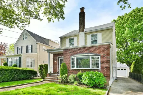 6 York Pl, North Hempstead, NY 11596