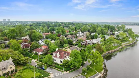 10-08 Shore Rd, New York, NY 11363