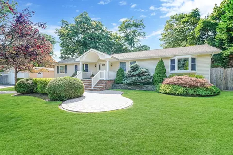 40 Raymond Ave, Farmingville, NY 11738