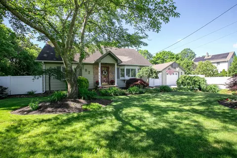 102 Greenport Ave, Medford, NY 11763