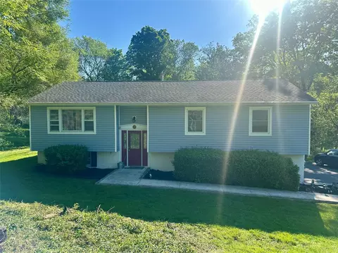 1 Darren Dr, Hamptonburgh, NY 10916