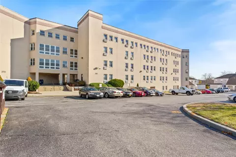 280 Lowndes Ave #305G, Huntington Station, NY 11746