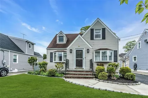 31 Grattan St, North Hempstead, NY 11040