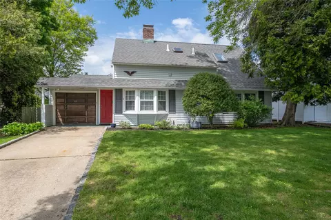 30 Flagstone Ln, North Hempstead, NY 11590