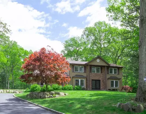10 Northwood Ct, Dix Hills, NY 11746