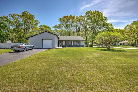 12 Folsom Ln, Coram, NY 11727