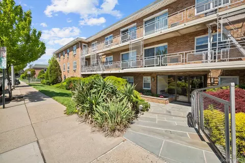 90 S Park Ave #C7, Rockville Centre, NY 11570