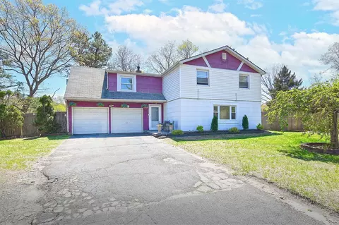 4 Split Pine Cir, Medford, NY 11763