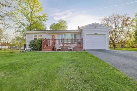 6 Park Hill Dr, New Windsor, NY 12553