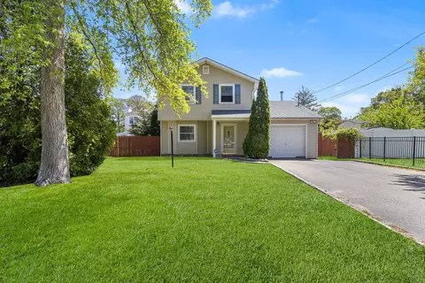 22 Harrison Dr, Shirley, NY 11967
