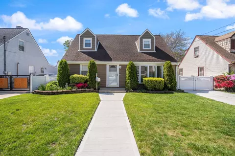 40 Pine Ln, Valley Stream, NY 11581