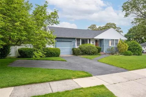 29 Joseph Ln, East Norwich, NY 11732