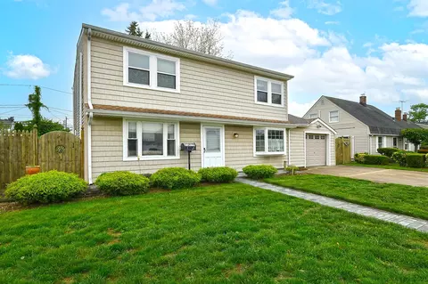 152 Haven Ln, Levittown, NY 11756