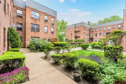 215-43 48 Ave #3A, Bayside, NY 11364
