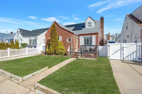 978 Fenworth Blvd, Franklin Square, NY 11010