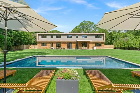30 School St, East Hampton, NY 11937