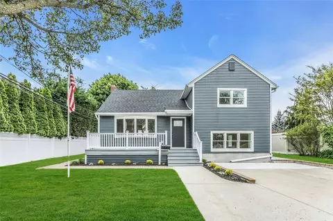 1 York Pl, Massapequa, NY 11758