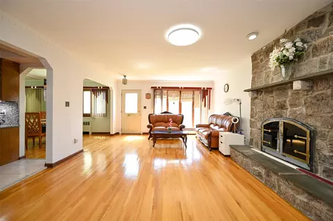 518 Terrace Blvd, New Hyde Park, NY 11040