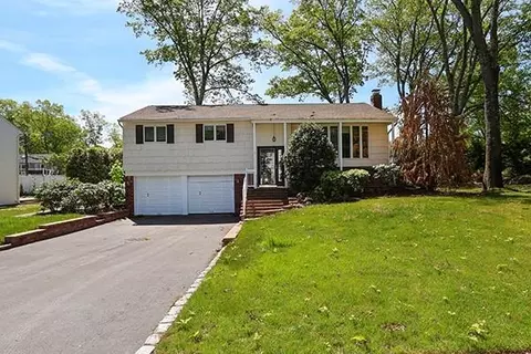 2 Ramondo Ln, Smithtown, NY 11787