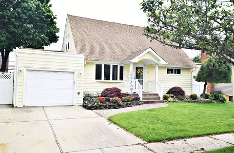 11 Cinque Dr, Farmingdale, NY 11735