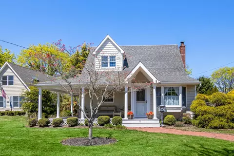 11 Maple St, Blue Point, NY 11715