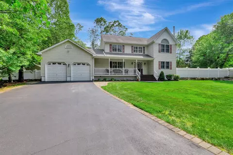 18 Frost Ln, Wading River, NY 11792