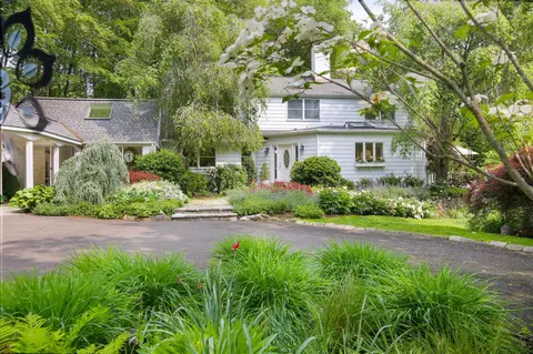27 West Ln, Pound Ridge, NY 10576