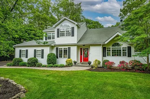 11 Daremy Ln, Setauket, NY 11733