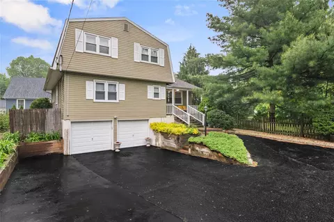 289 Maplewood Rd, Huntington Station, NY 11746