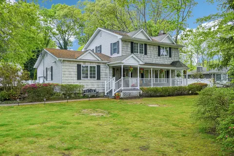 8 Clover Dr, Smithtown, NY 11787