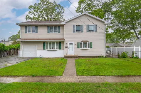 484 N Fulton Ave, Lindenhurst, NY 11757