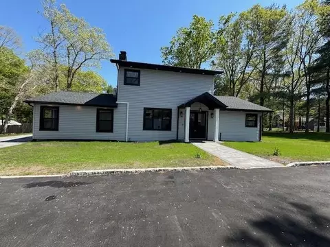 9 Croft Ln, Smithtown, NY 11787