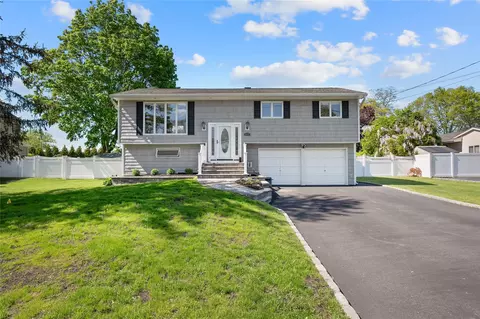 69 Nathan Dr, Bohemia, NY 11716