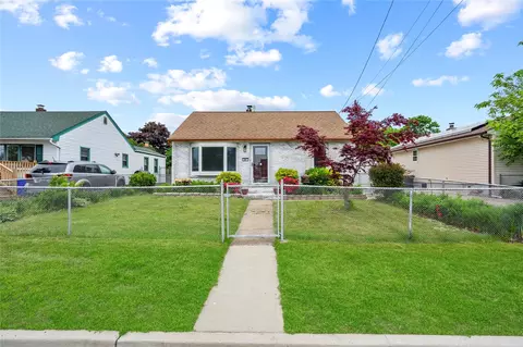 31 Brennan Pl, Deer Park, NY 11729