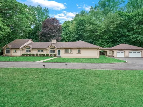 9 Knoll Rd, North Hempstead, NY 11050