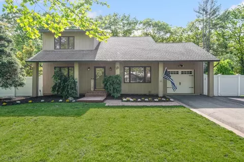 15 Patricia Ln, South Setauket, NY 11720