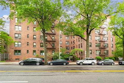 2244 Bronx Park E #2E, New York, NY 10467