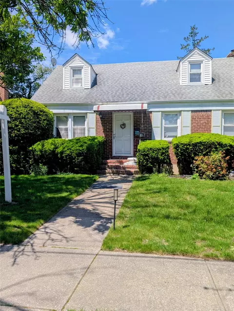 13 Surrey Ln, North Hempstead, NY 11040