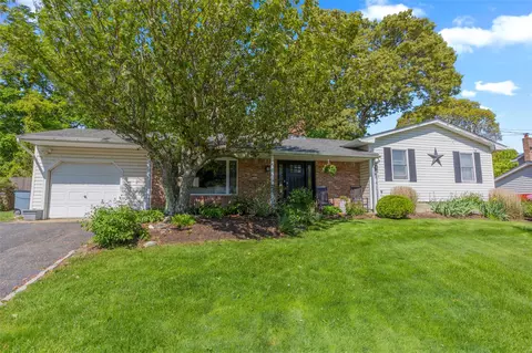 20 Soundway Dr, Rocky Point, NY 11778