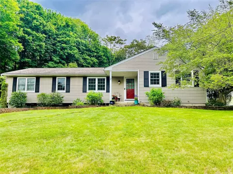 2 West Rd, Setauket, NY 11733