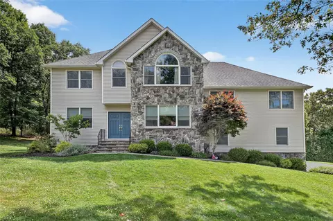 37 Lindy Dr, Carmel, NY 10512