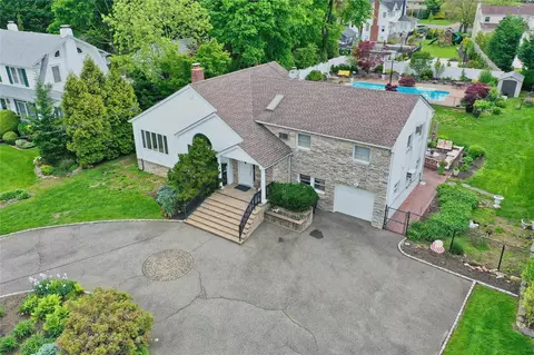 2525 Beverly Rd, Merrick, NY 11566