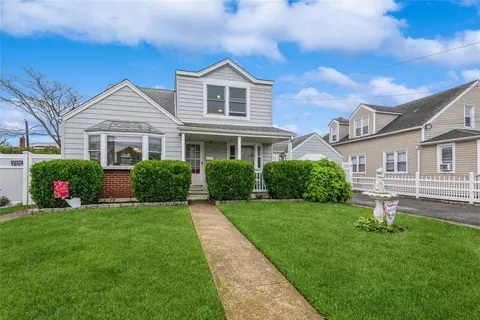 64 Kent Rd, Island Park, NY 11558