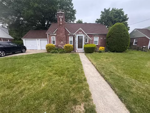 702 Tower Ct, Uniondale, NY 11553