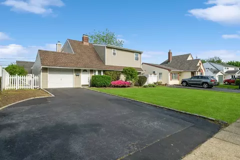 27 Apollo Ln, Hicksville, NY 11801