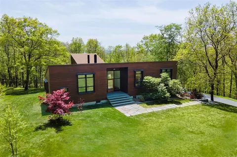 82 Moadock Rd, North East, NY 12546