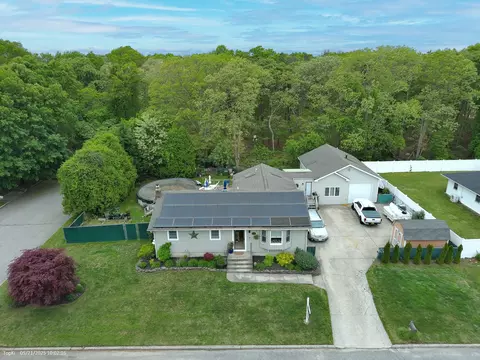 11 Crescent St, Mastic, NY 11950