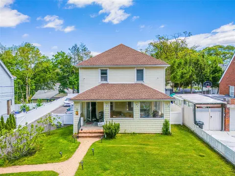 7 Clark Dr, North Hempstead, NY 11020